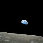 Il sorgere della Terra sul suolo lunare: una foto che ancora fa riflettere