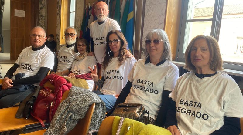 DAGLI STRISCIONI NEI LUOGHI PUBBLICI ALLE MAGLIETTE IN CONSIGLIO COMUNALE