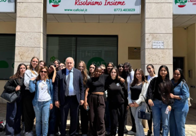 DENTRO IL FUTURO: GLI STUDENTI DELLA 3E DELL’ISTITUTO D’ISTRUZIONE SUPERIORE SAN BENEDETTO EINAUDI MATTEI SCOPRONO IL MONDO DEL LAVORO AL CAF CISL DI LATINA DENTRO IL FUTURO: GLI STUDENTI DELLA 3E DELL’ISTITUTO D’ISTRUZIONE SUPERIORE SAN BENEDETTO EINAUDI MATTEI SCOPRONO IL MONDO DEL LAVORO AL CAF CISL DI LATINA